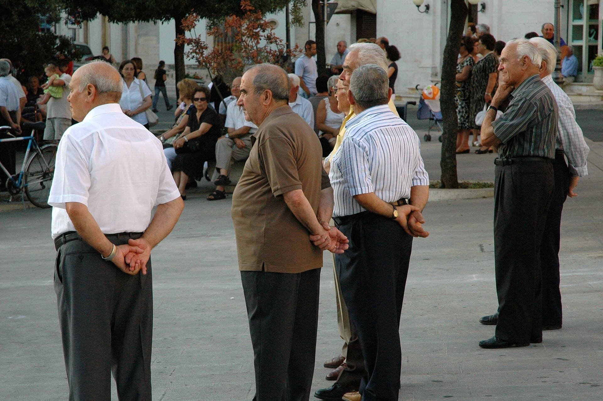 Anziani in piazza ad Alberobello durante la processione della Madonna del Carmine